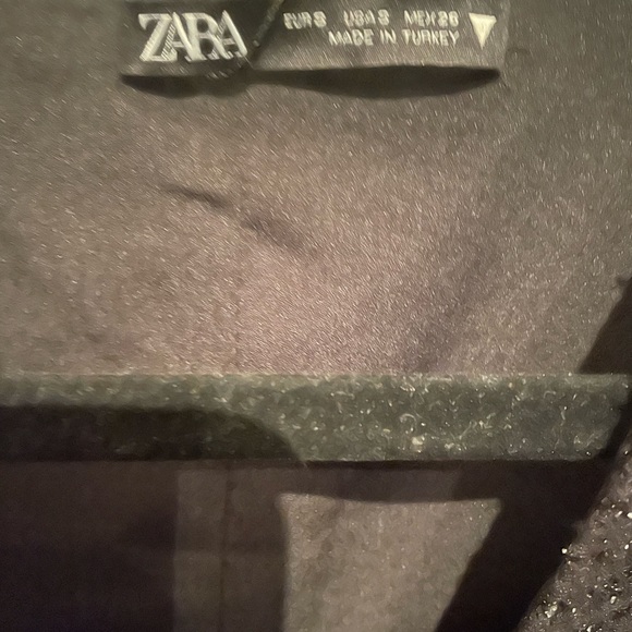 Black Textured Weave with Ruffleback - Picture 7 of 8